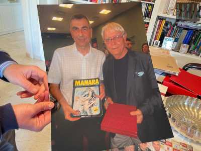 Ci mostra ad esempio stampe e schizzi realizzati per lui da Milo Manara...